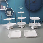 support gâteaux anniversaire blanc dentelle motifs floraux classique vintage niveaux assiettes carrées