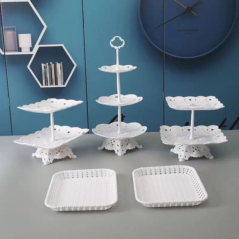 support gâteaux anniversaire blanc dentelle motifs floraux classique vintage niveaux assiettes carrées