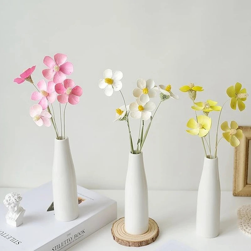 vases blancs minimalistes décoration maison fleurs artificielles vert clair bleu rose