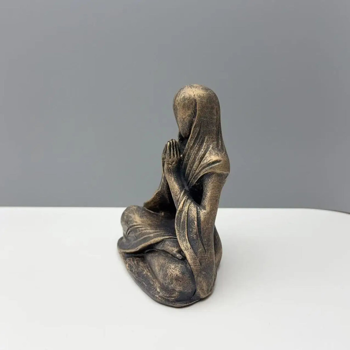 statue décorative méditative résine bronze doré figure assise spirituel abstraite chambre zen yoga