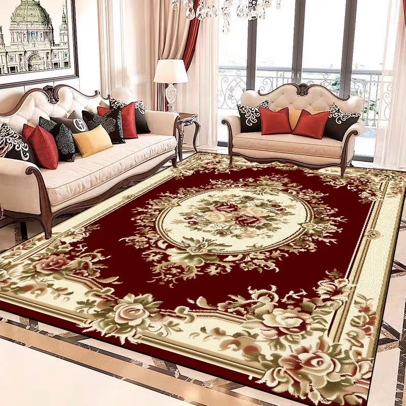 Un élégant tapis persan au motif floral sur un sol en bois adorne le salon luxueux, avec un canapé et des coussins rouges.