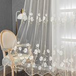 rideau transparent gris clair blanc fleurs brodées classique salon chambre fenêtre maison