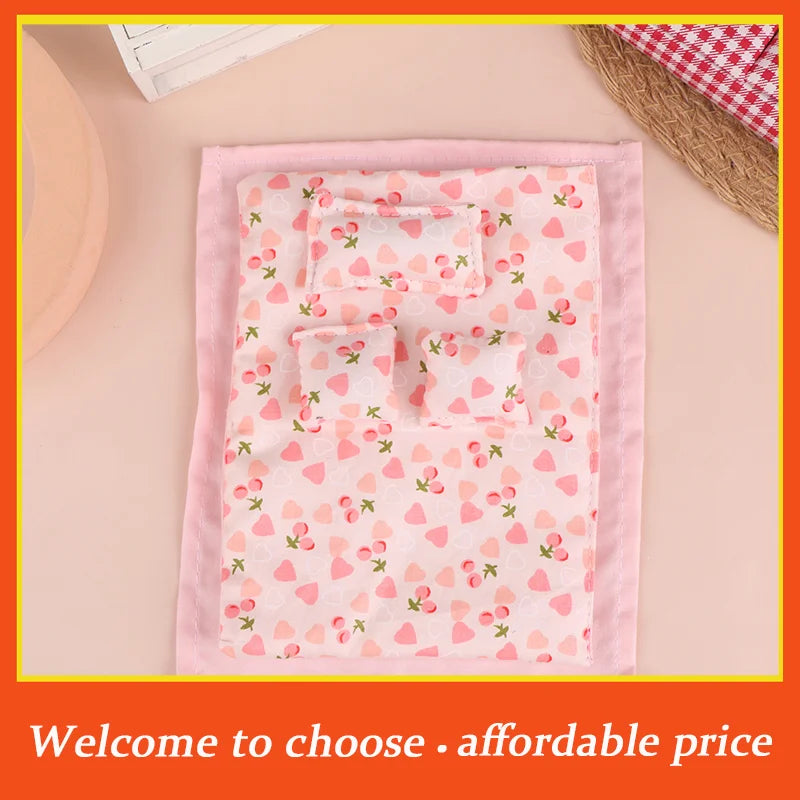 lit bébé poupée ensemble literie rose bleu couverture oreillers motifs coeurs cerises poisson doux