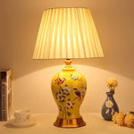 lampe table céramique motifs floraux abat jour plissé base dorée classique blanc bleu vert