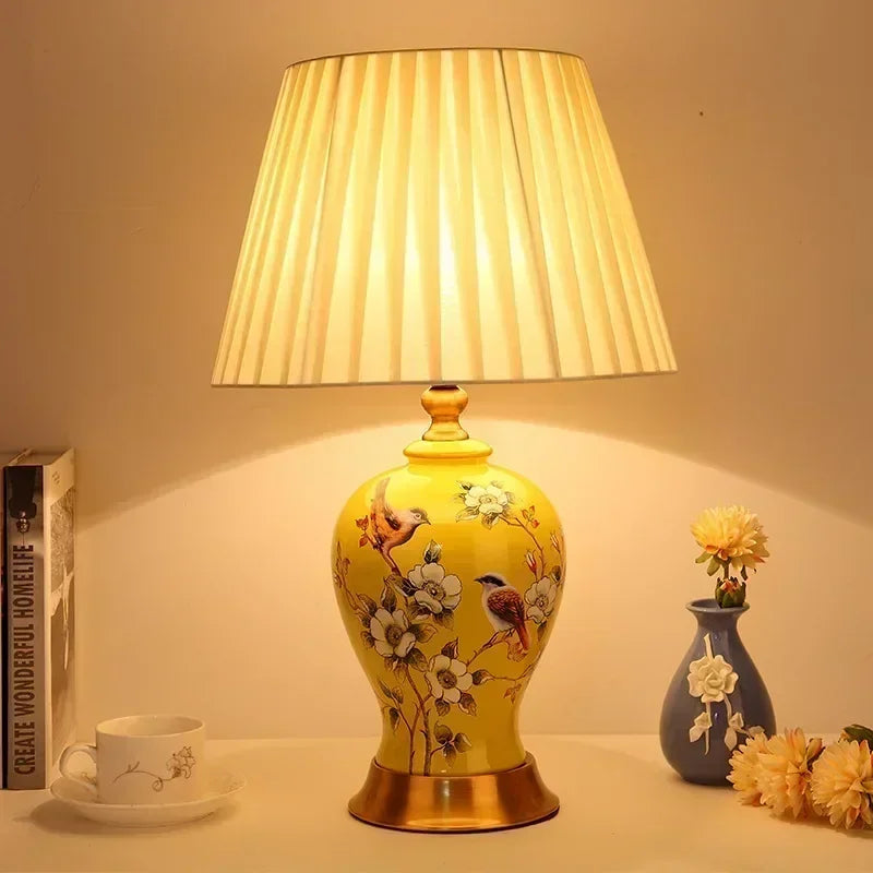 lampe table céramique motifs floraux abat jour plissé base dorée classique blanc bleu vert