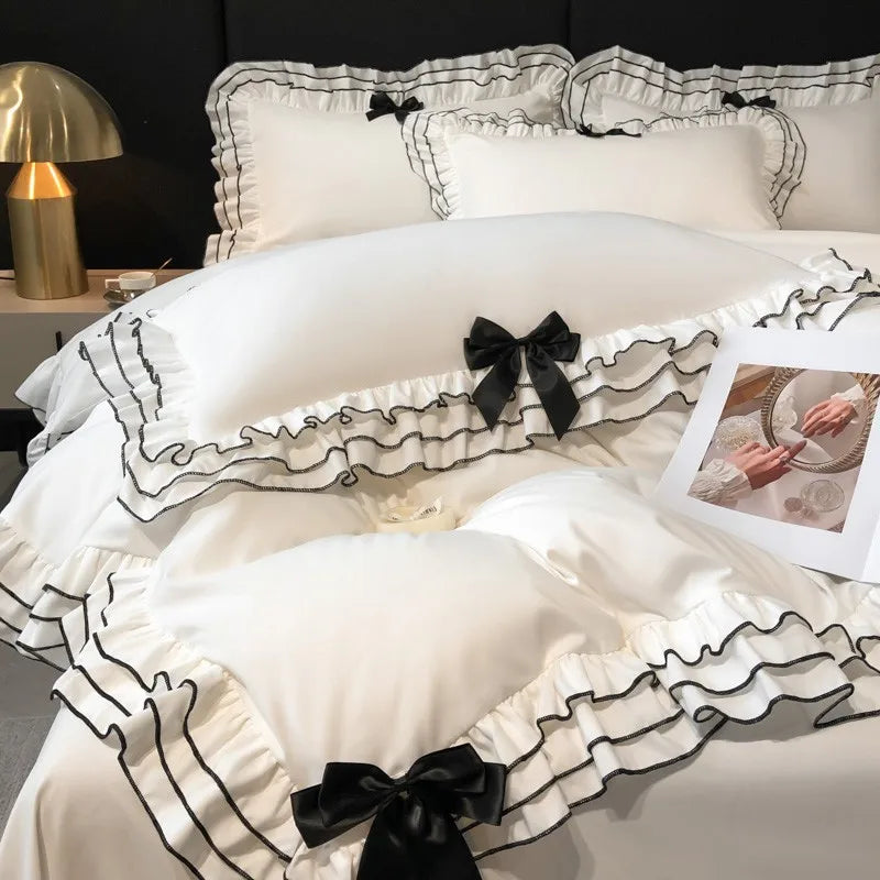 Housse de couette blanche dans une chambre décorée avec style