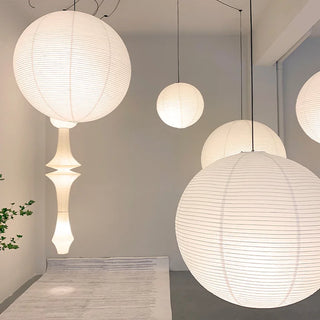 lanternes suspendues minimaliste japonais couleurs blanches beiges semi transparentes motifs rayés textures ondulees