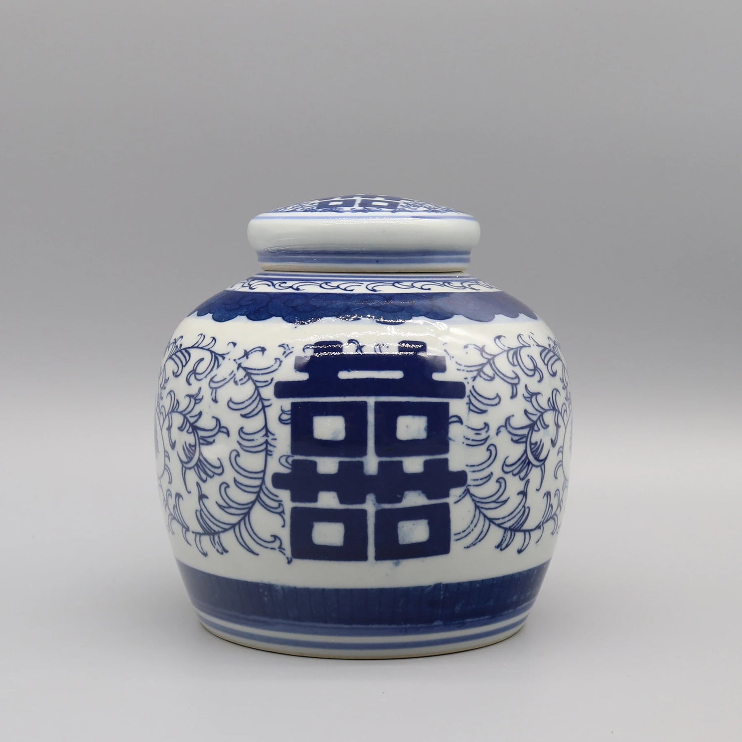 Jarre en céramique bleu et blanc orné de motifs décoratifs.