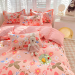 Housse de couette orange dans une chambre decoree