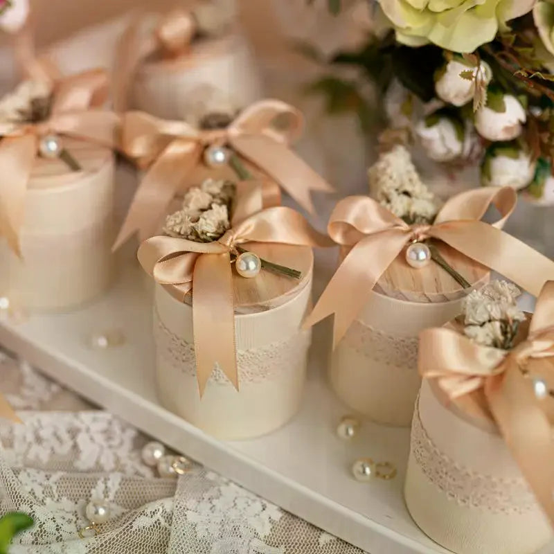 boîtes cadeaux mariage dentelle rubans satinés fleurs séchées nacrées élégantes romantiques blanc crème rose