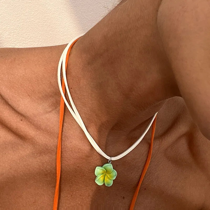 boucles doreilles tressées collier fleurs plumeria ensemble bijoux femmes moderne minimaliste blanc vert rose