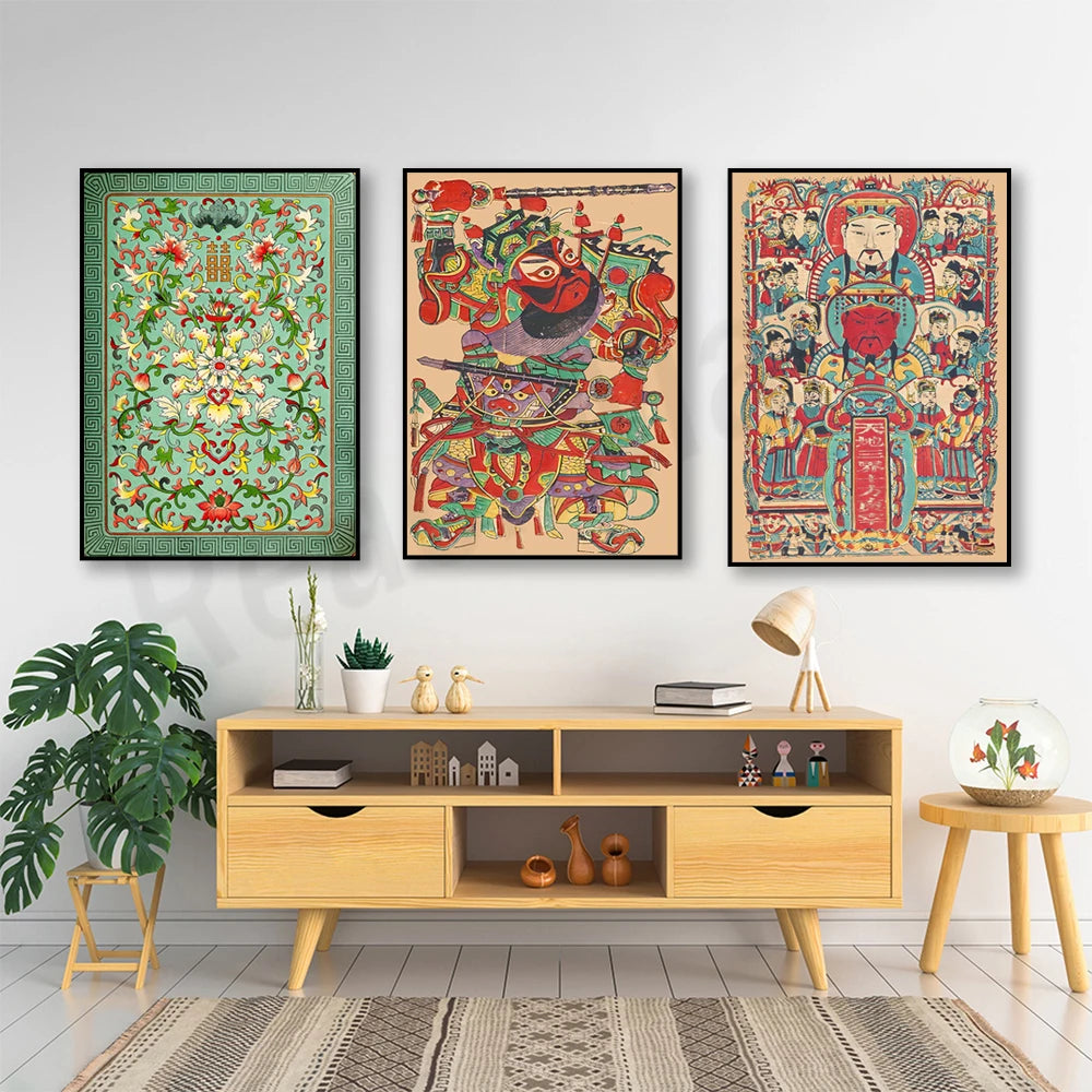 Cette image présente un meuble en bois clair avec des décorations murales colorées, créant une ambiance chaleureuse et ethnique.