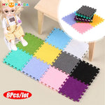 tapis mousse multicolore bordures dentelées moderne enfantin vert bleu rose noir gris violet fantaisie