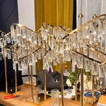 décoration intérieure moderne or argent cristaux transparents structure métallique sculpturale luxe