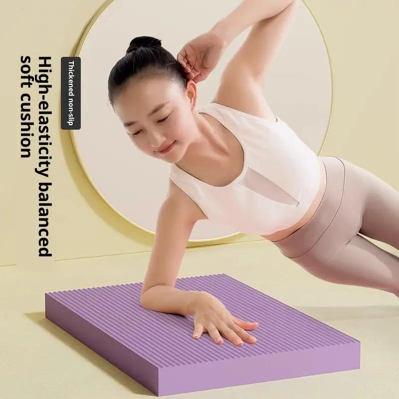 tapis d'équilibre antidérapant mousse haute résilience violet noir yoga abdos genoux moderne minimaliste