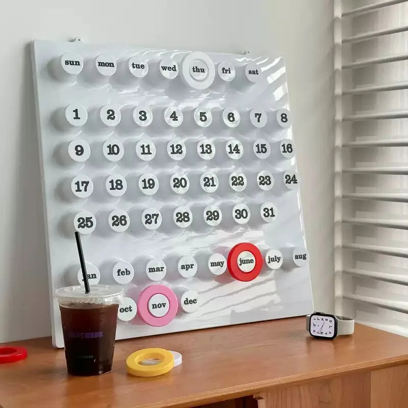 calendrier mural moderne minimaliste adhésif vert blanc rouge jaune numéroté mois jour semaine année