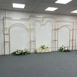 décoration mariage structure dorée arcs géométriques moderne élégante pièce fixations fleurs