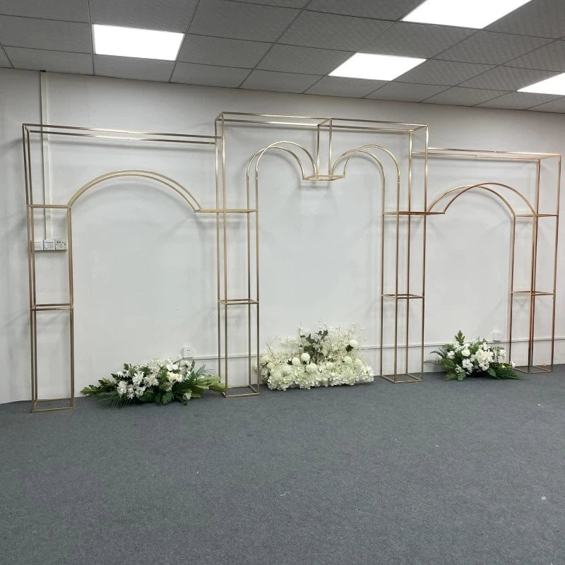 décoration mariage structure dorée arcs géométriques moderne élégante pièce fixations fleurs