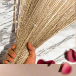 Détail des perles et paillettes sur le rideau décoratif