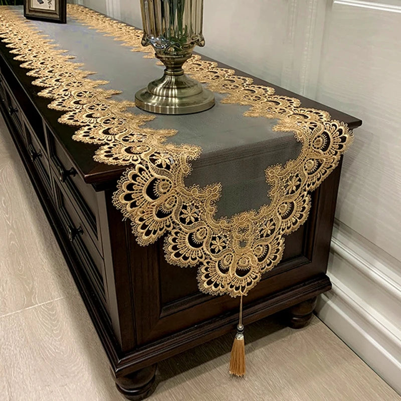 chemin table dentelle broderie fleurs pompon beige noir décor classique élégant maison