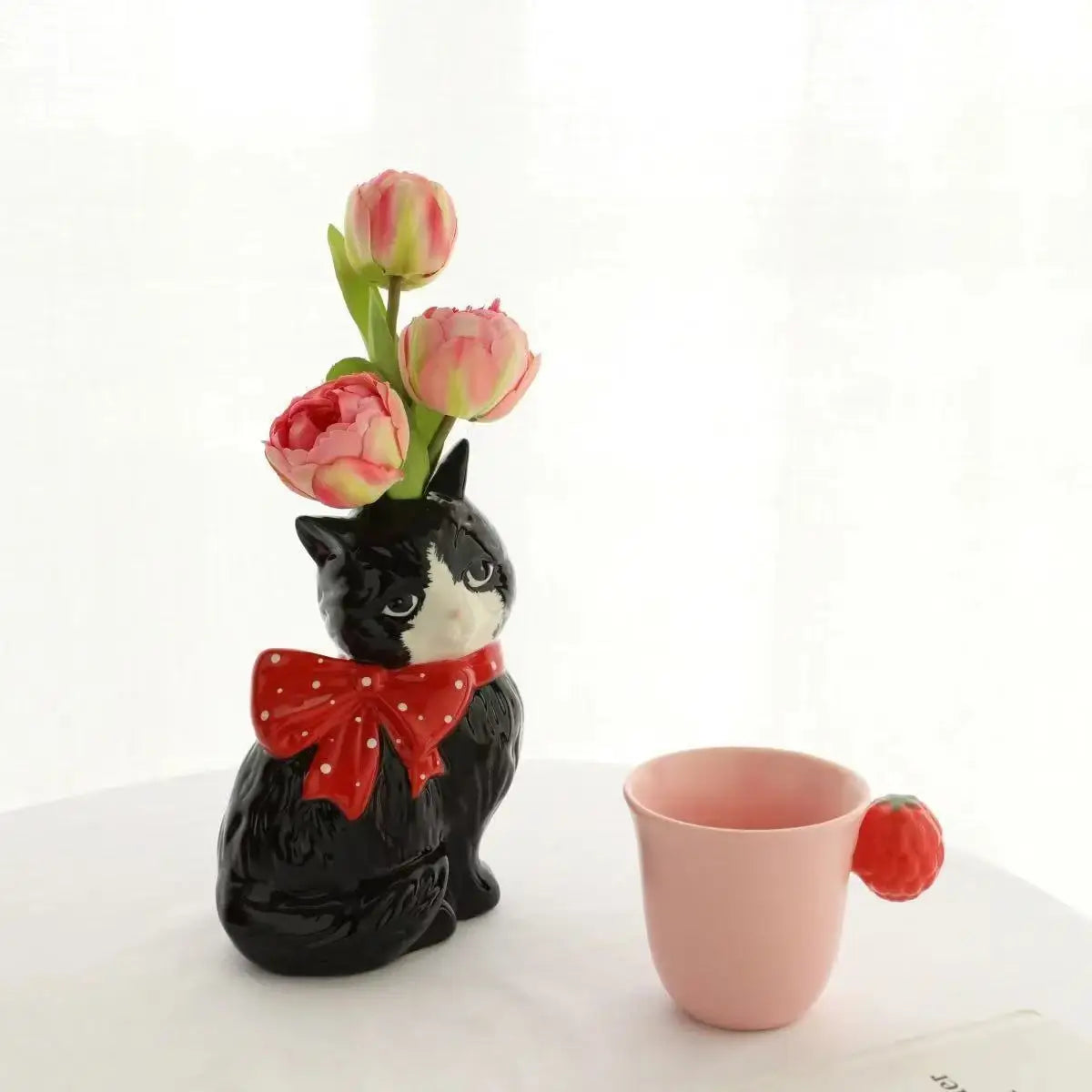 Cache pot chat blanc avec fleurs séchées
