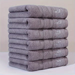 serviettes coton brodées bleu marine gris clair absorbantes douces moderne