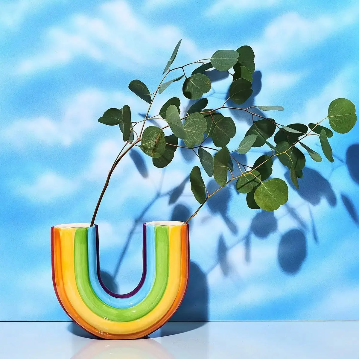 vase arc ciel résine couleurs vives rayures horizontales eucalyptus tulipes décoration moderne
