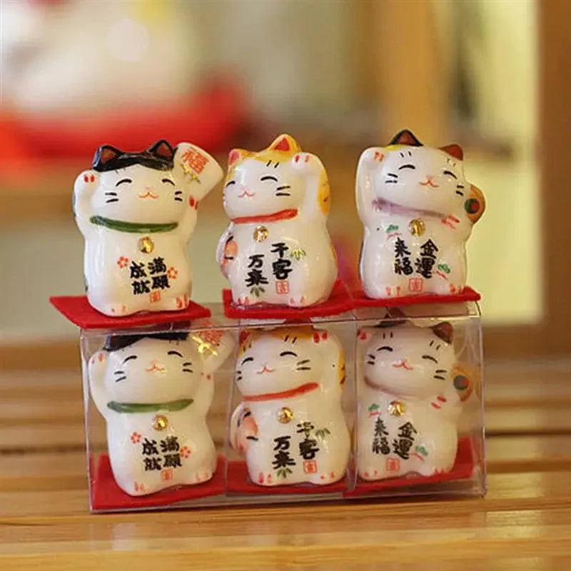 statuettes maneki neko chats motifs japonais yeux brillants socles rouges décoratives intérieur