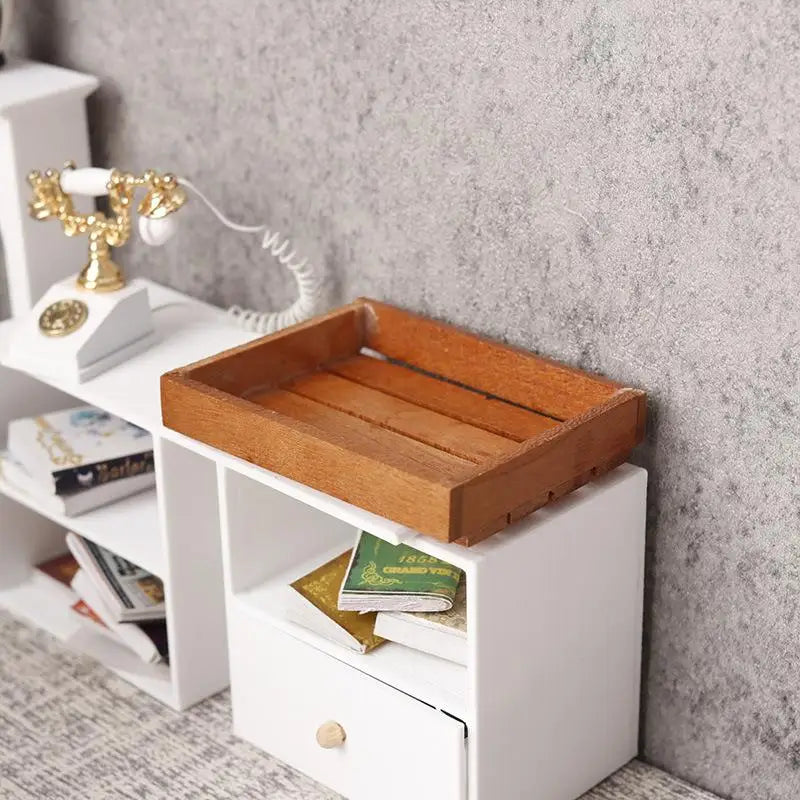 paniers rangement miniature rustique accessoires maison poupée plateau bois lattes horizontales théière bouteilles verre