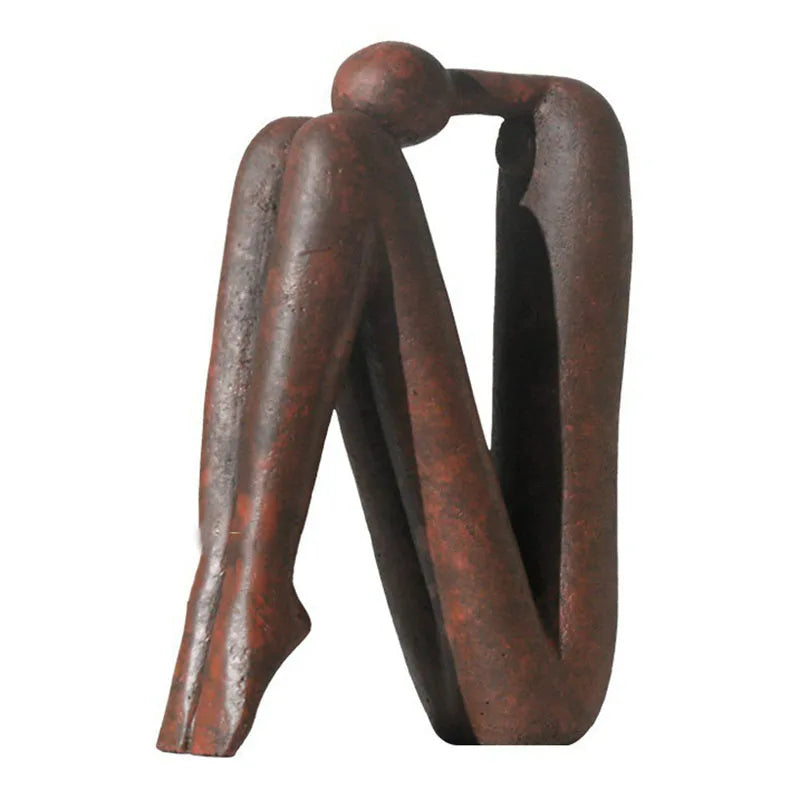 sculpture abstraite minimaliste résine brune blanche texture rugueuse personne assise décoration intérieure étagère salon