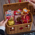 panier tressé forme maisonnette couvercle rouge fenêtres rectangulaires ornements chinois traditions festives