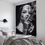 toile d'art contemporaine femme tatouages croix fumée noir blanc clips adhésif 60x90cm 70x115cm 80x130cm