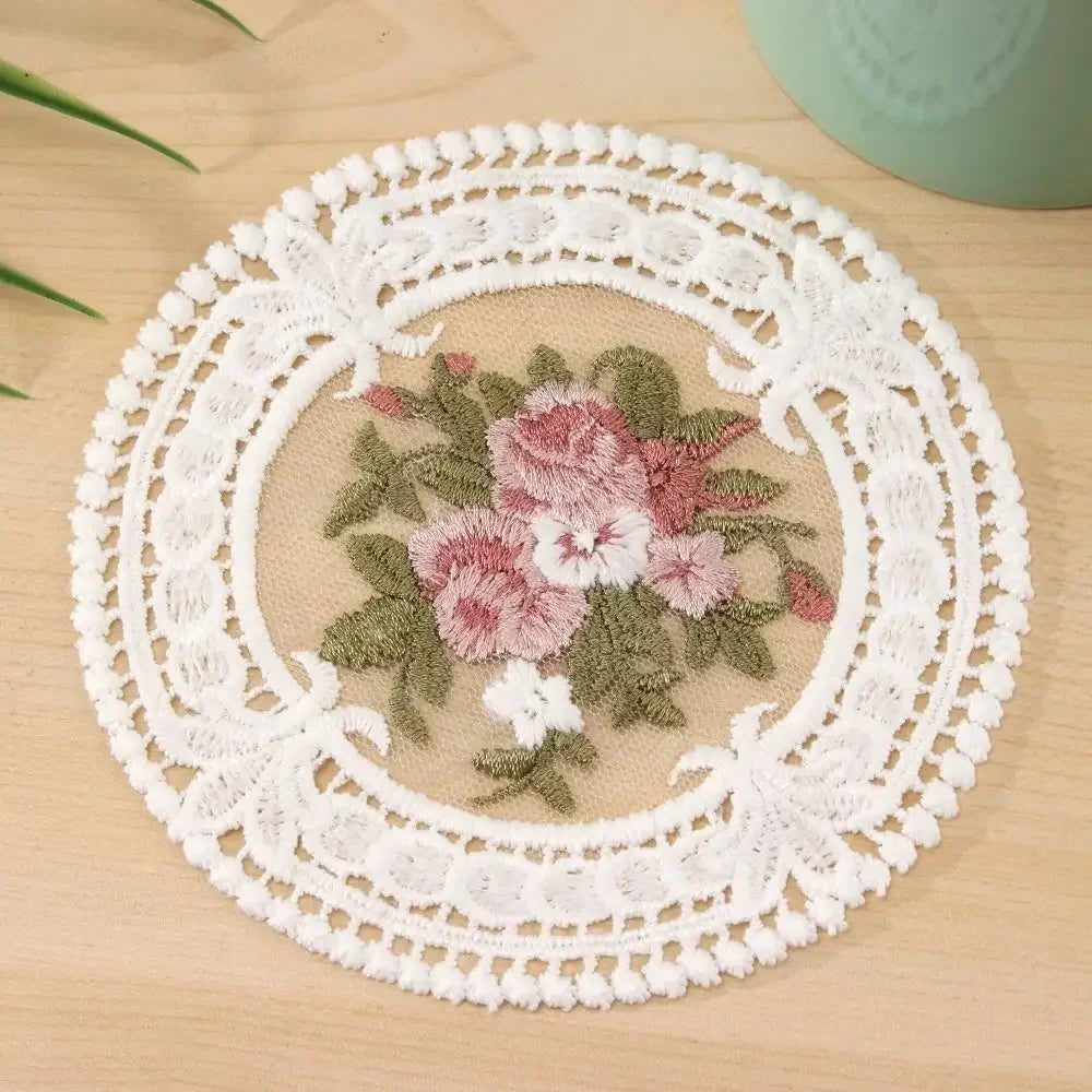 serviettes table brodées fleurs dentelées beige rose vert traditionnelles 12cm respectueuses environnement