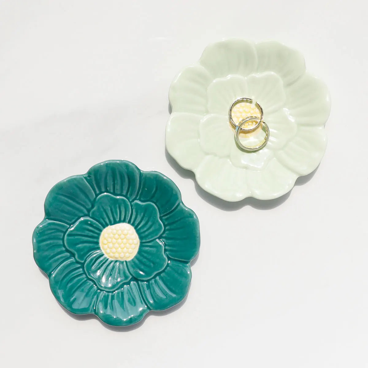 assiettes décoratives modernes fleurées vert blanc rose clair relief opalescent bijoux présentation plateau