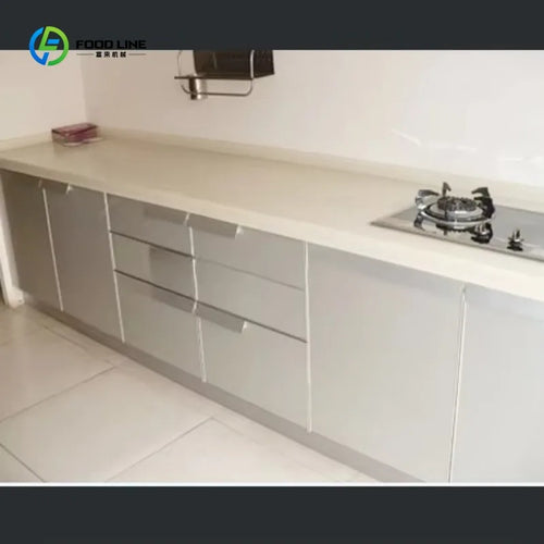 cuisine meubles modernes gris beige jaune mat brillant tiroirs étagères poignées ustensiles vaisselle