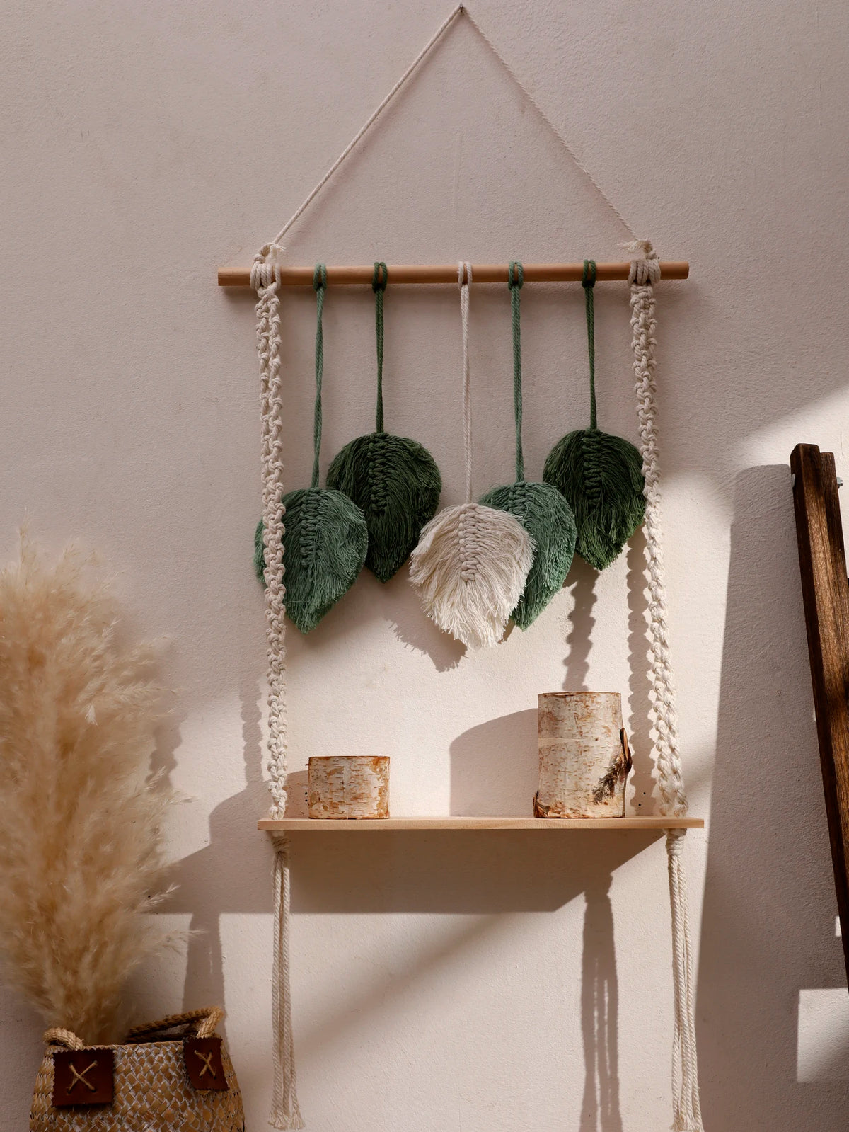 étagère murale boho macramé feuilles vertes tissu beige décoration intérieure moderne rustique