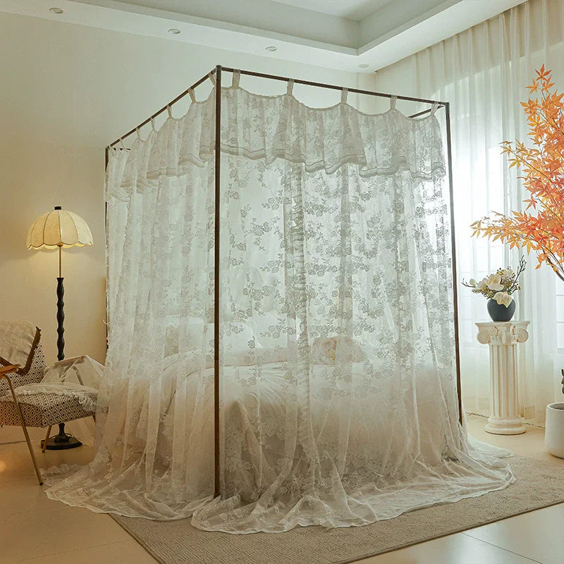 Une luxueuse chambre d'hôtel avec un lit à baldaquin et des rideaux délicats, entourée d'un décor élégant et lumineux.