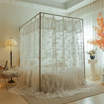 Une luxueuse chambre d'hôtel avec un lit à baldaquin et des rideaux délicats, entourée d'un décor élégant et lumineux.