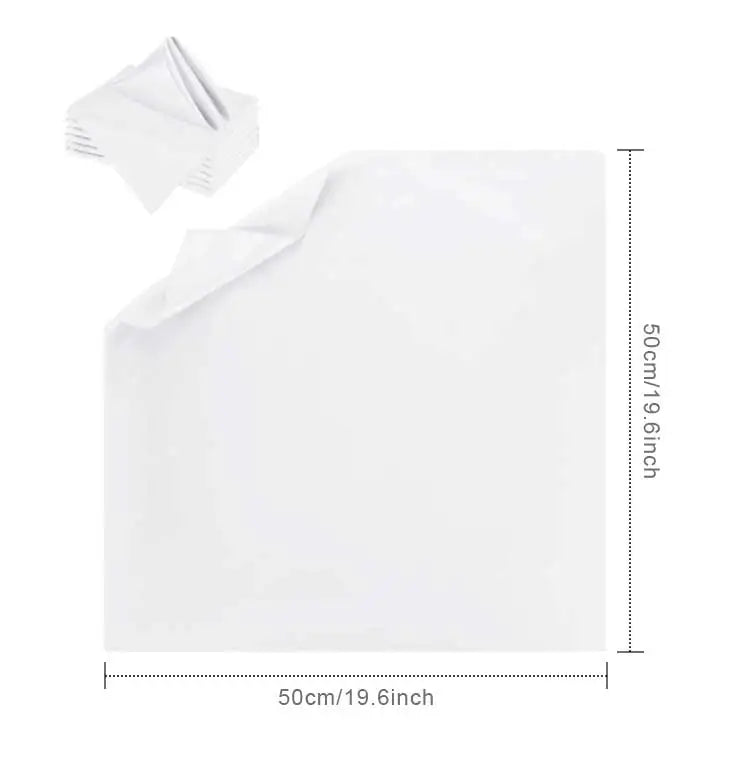 Draps de lit blancs simples et élégants, présentés pliés sur un fond lumineux.