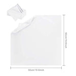 Draps de lit blancs simples et élégants, présentés pliés sur un fond lumineux.