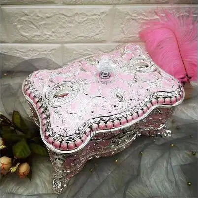 boîte bijoux rectangle métal rose clair ornements floraux classique intérieur velours rouge rechargeable