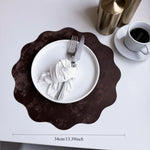 serviettes table moderne gris vert marron beige rose texture grunge élégant assiettes fourchettes tasses
