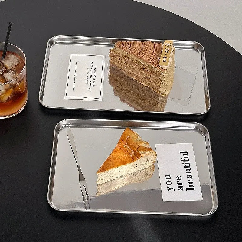 assiettes rectangulaires argentées plate lisse moderne minimaliste desserts collations gâteau boisson tasse cuillère