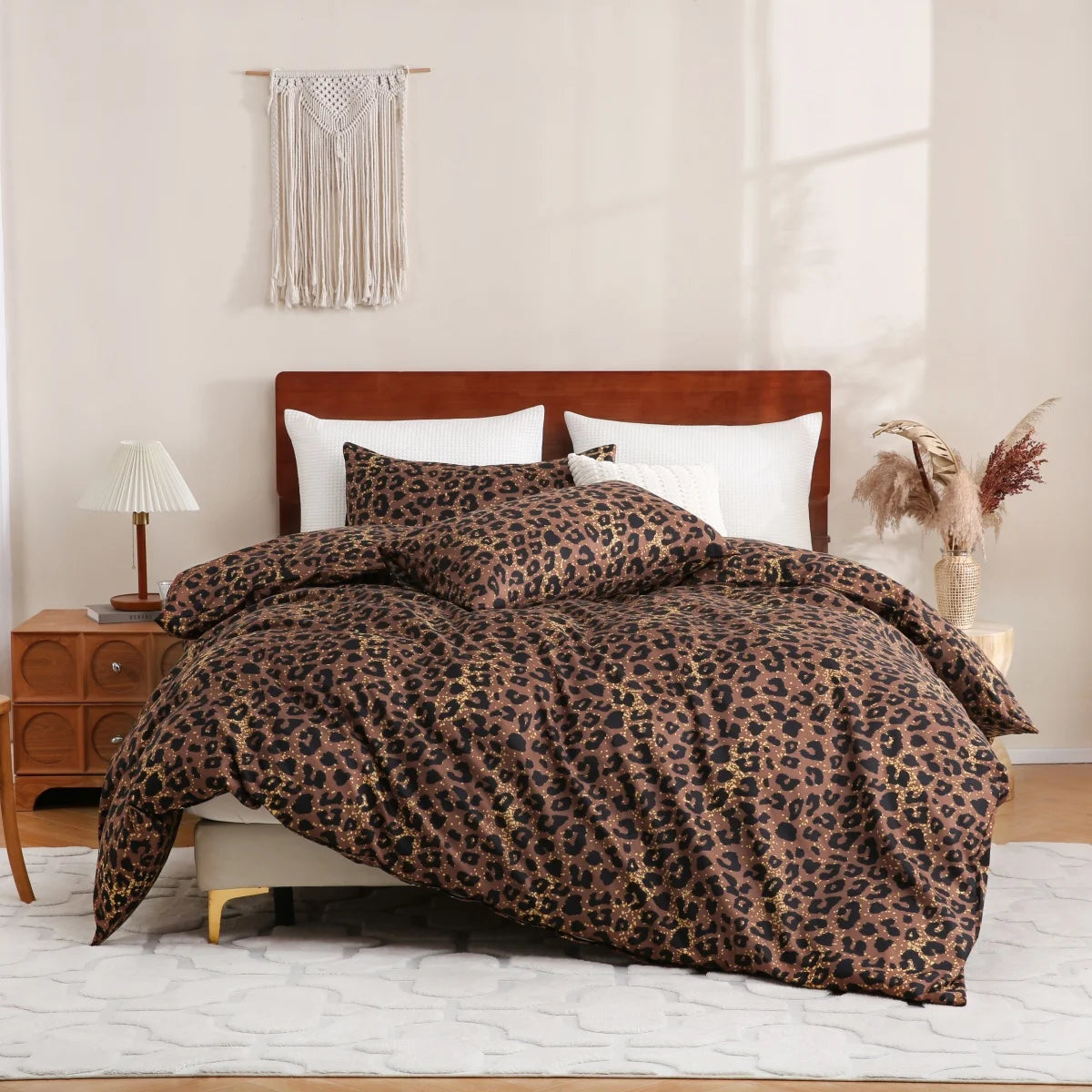 Housse de couette léopard noir doré sur un lit avec décoration safari