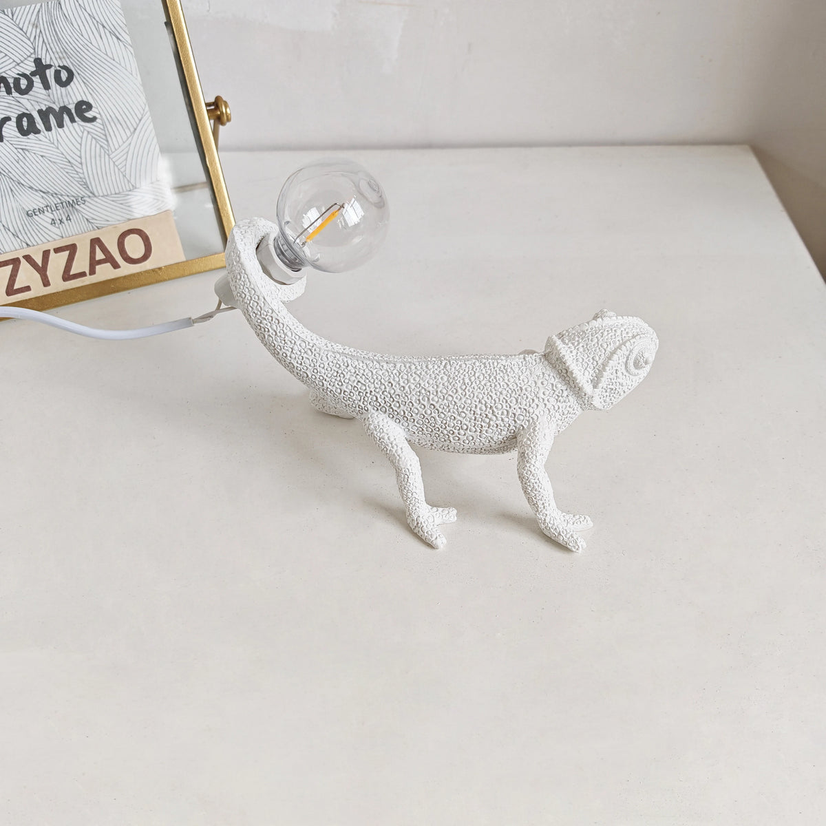 lampe posée lézard blanc texture moderne adhésif ampoule câble électrique chambre coucher lumière led