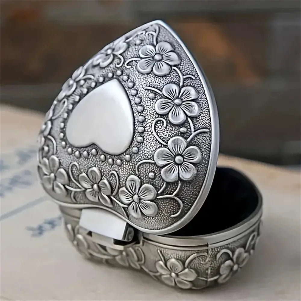 boîte bijoux argentée vintage fleurs coeurs intérieur velours noir romantique organisation conteneur