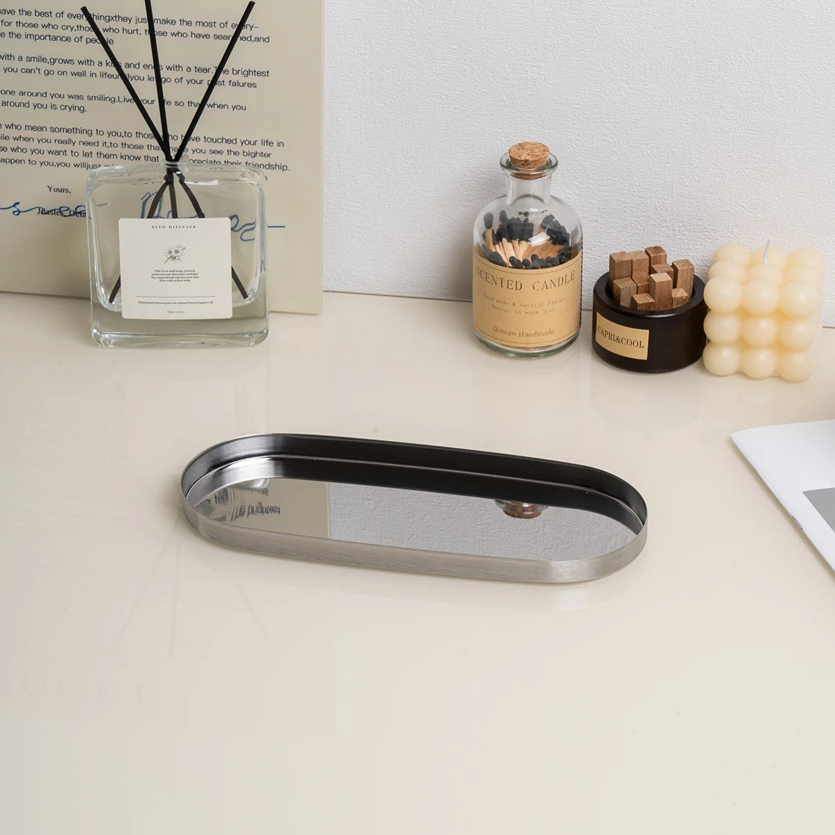 plateau ovale doré lisse moderne rangement beauté accessoires décoration événements festive minimaliste