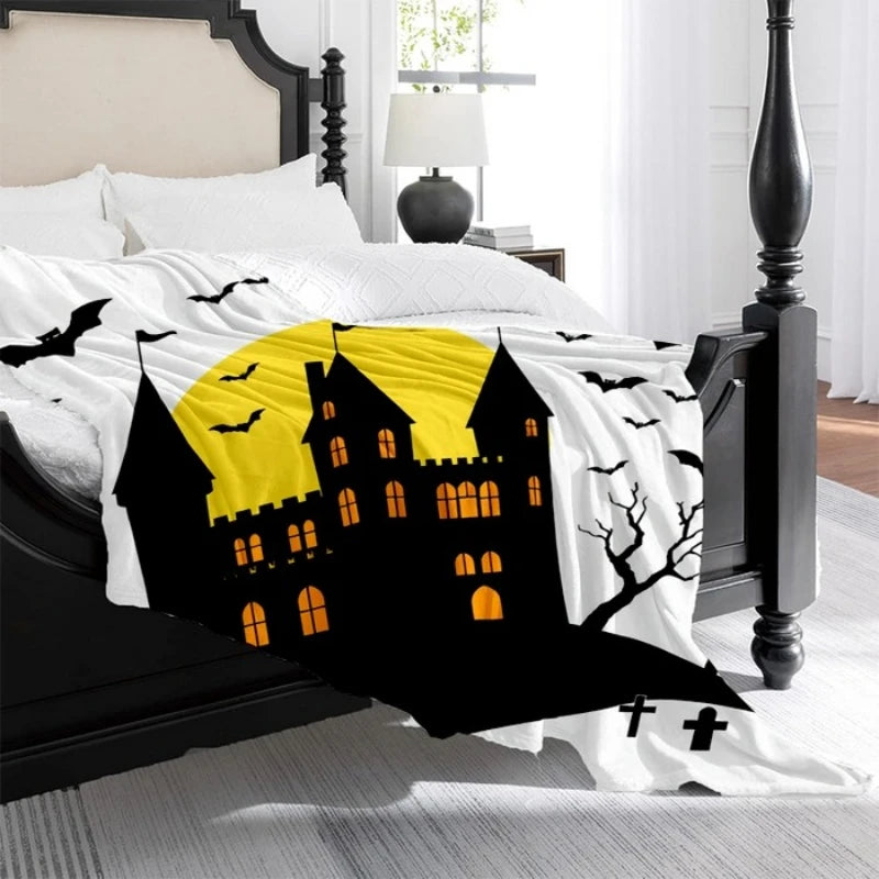 Une chambre élégante et sombre décoré pour Halloween avec un motif de maison hantée et de chauves-souris sur la couverture de lit.