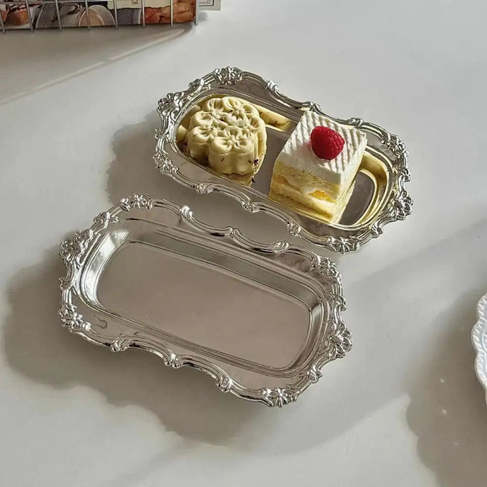 assiettes dessert argentées ornements floraux classiques opalets lisses servir exposers bijoux élégants