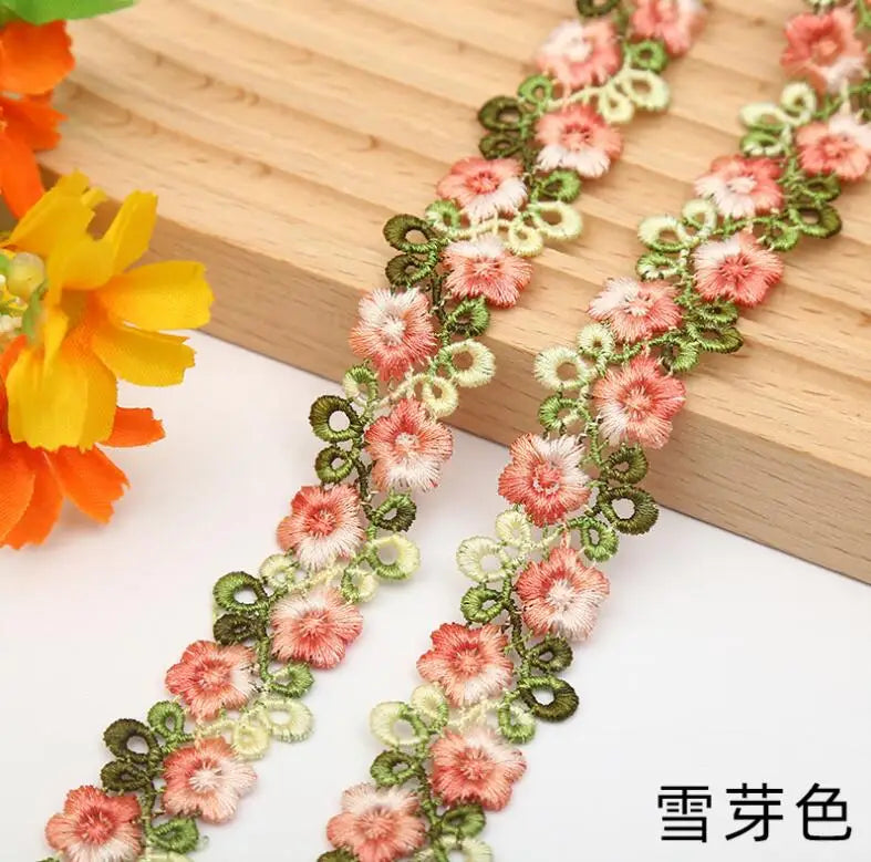 ruban décoratif brodé fleurs imprimées rose rouge vert polyester largeur 2cm opaque